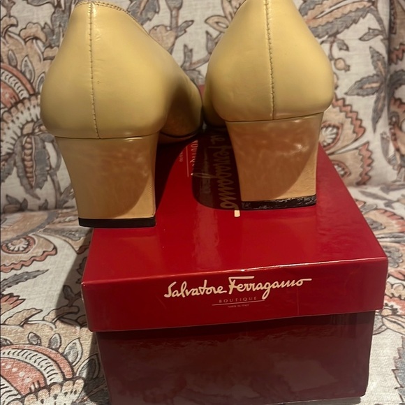 Vintage Salvatore Ferragamo cream  and Black classic pumps - Picture 9 of 9